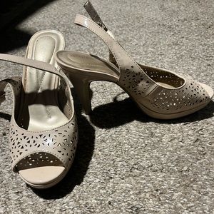 Andrew Geller open toed neutral cream colored heels